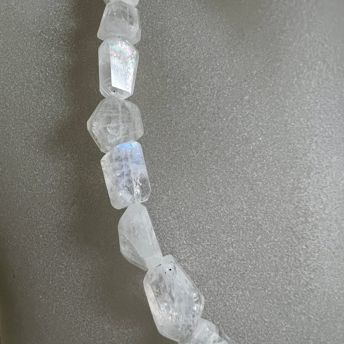 Mondstein Nahaufnahme | facettierte Perlen | schillernde Blautöne | transparente Struktur | Happy Minerals
