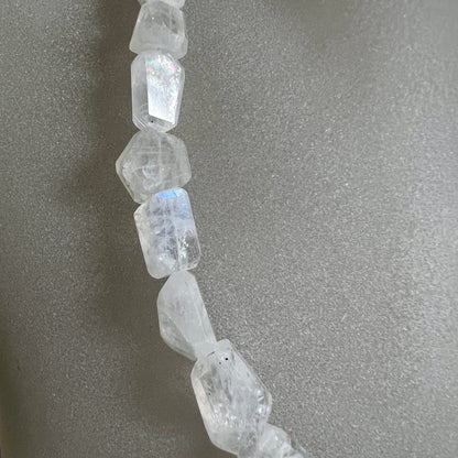 Mondstein Nahaufnahme | facettierte Perlen | schillernde Blautöne | transparente Struktur | Happy Minerals