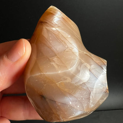 Mondstein | Flamme | Cremefarben | In der Hand gehalten | Madagaskar | Unikat | Happy Minerals