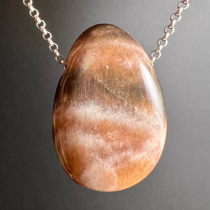 Mondstein Kette | rosé gold Metall | schwebend | elegante Präsentation | Happy Minerals