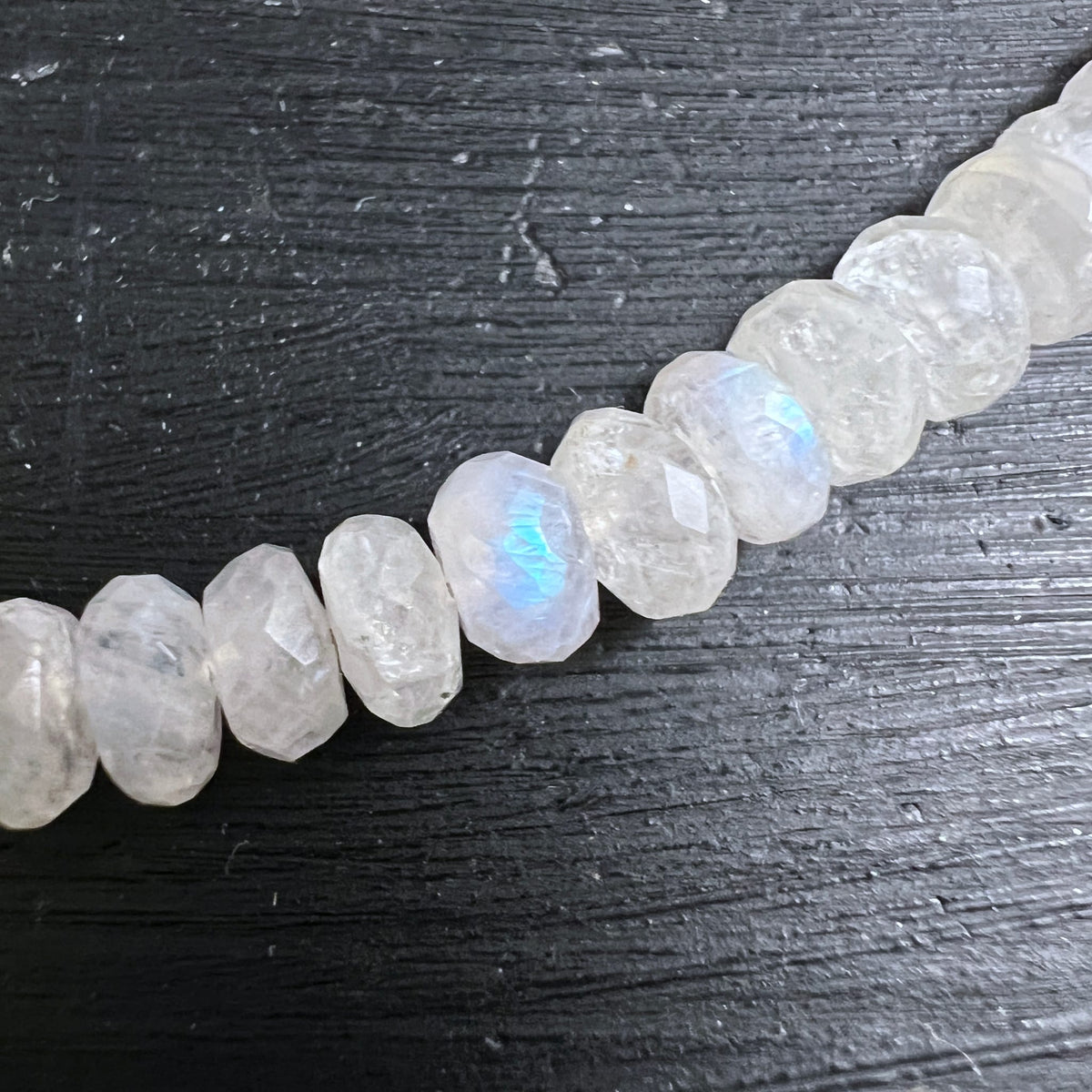 Mondstein | Makroaufnahme | blaues Flackern | Adular-Effekt | facettierte Perlen | Happy Minerals