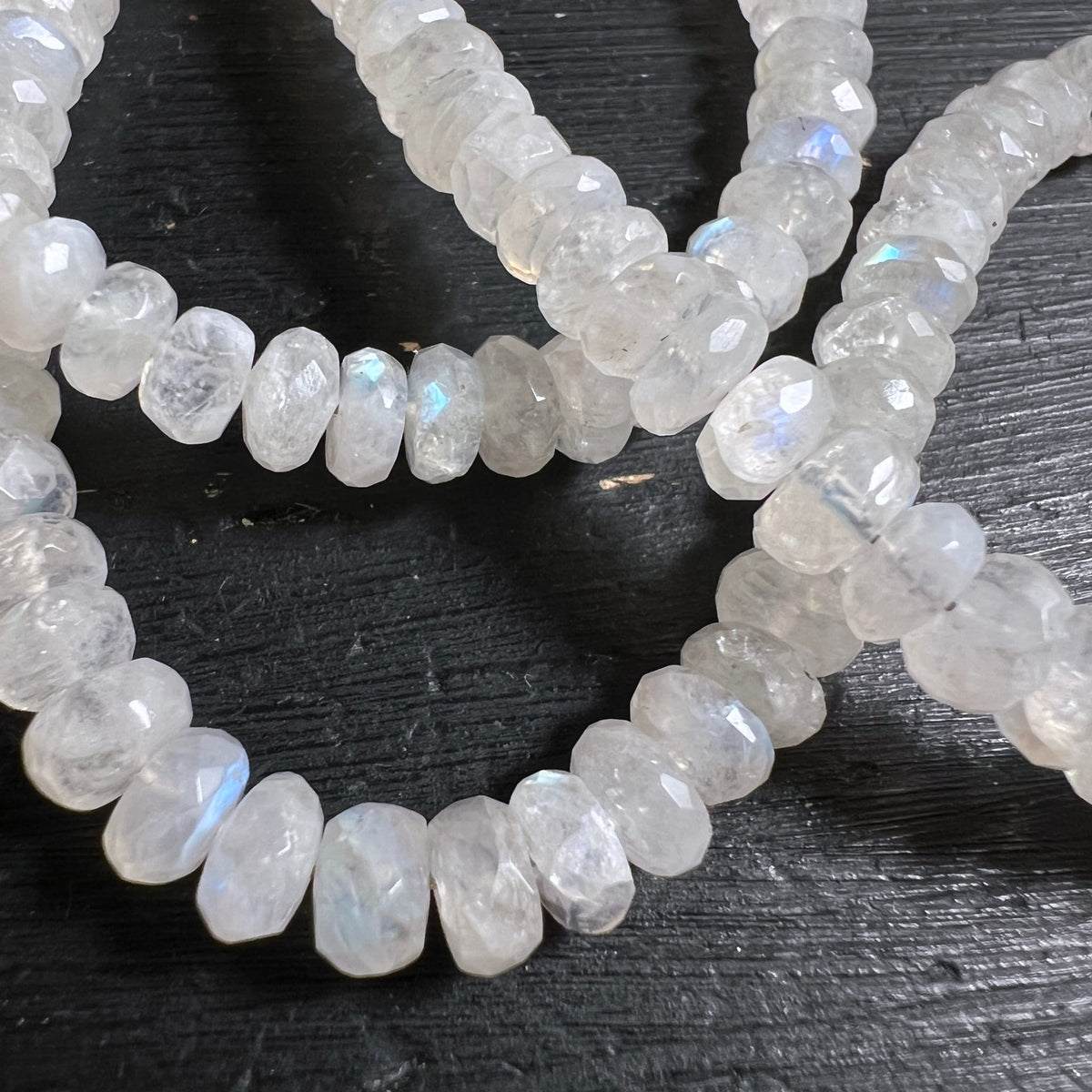 Mondstein | Perlen Nahaufnahme | geringelte Kette | blaue Reflexe | facettierte Struktur | Happy Minerals
