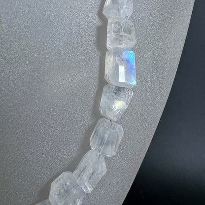 Mondstein Detail | blauer Regenbogenschimmer | Facettenschliff | edler Glanz | Happy Minerals