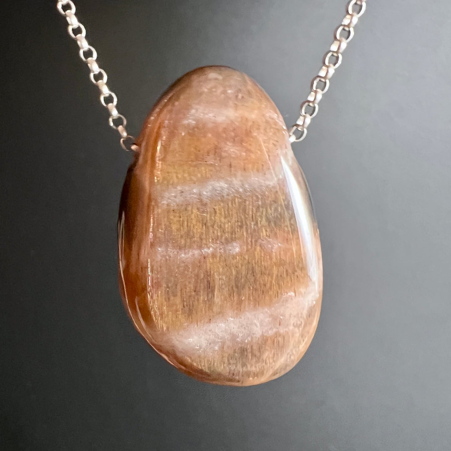 Mondstein Schmuck | warmes Licht | Kupferkette | honigfarbene Reflexe | Happy Minerals