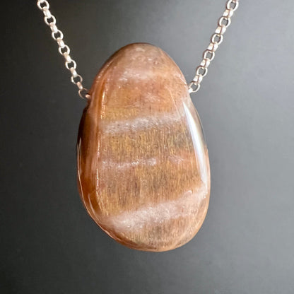 Mondstein Schmuck | warmes Licht | Kupferkette | honigfarbene Reflexe | Happy Minerals