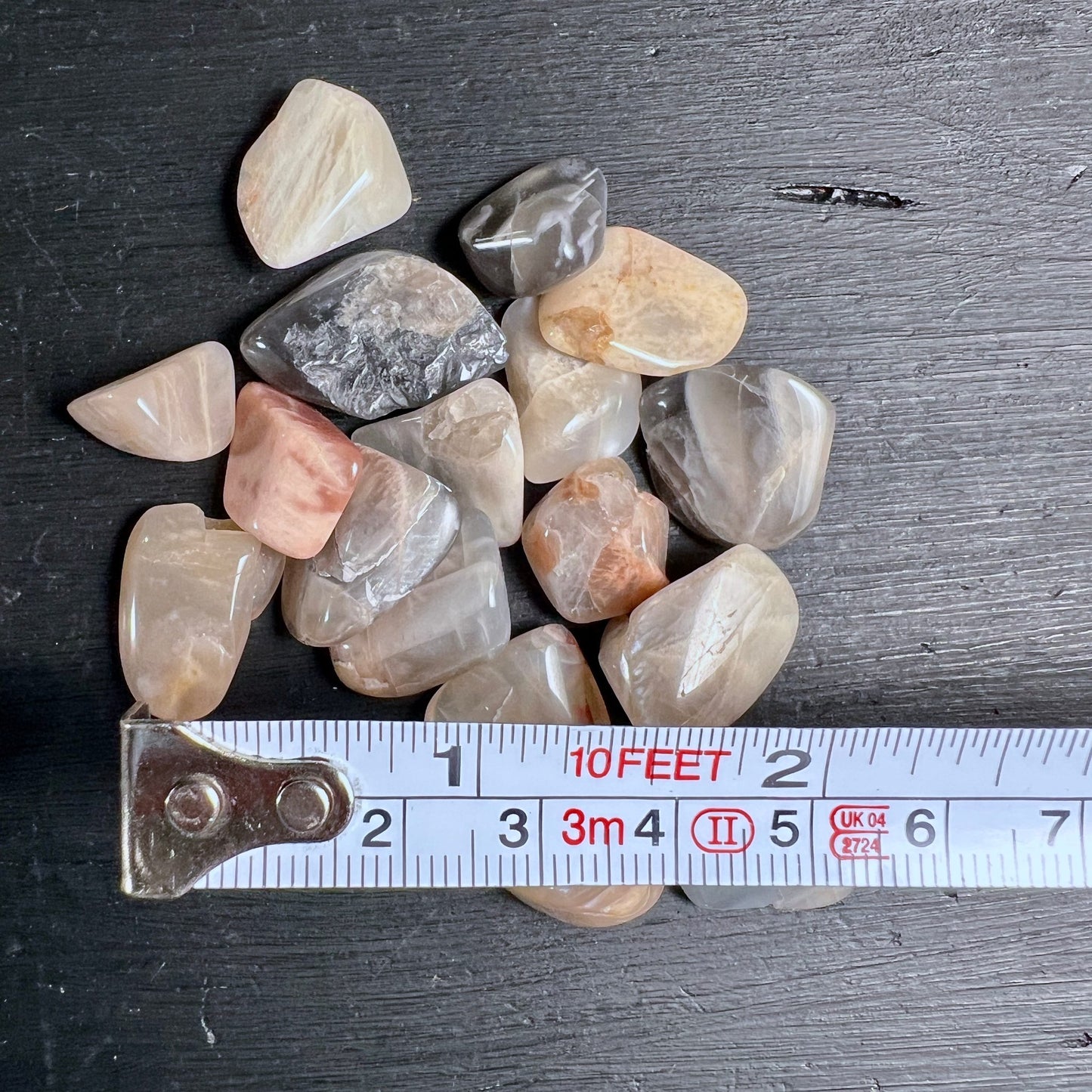 Mondstein Trommelsteine | cremig-beige Schimmer | Maßband | Variante 1 | Happy Minerals