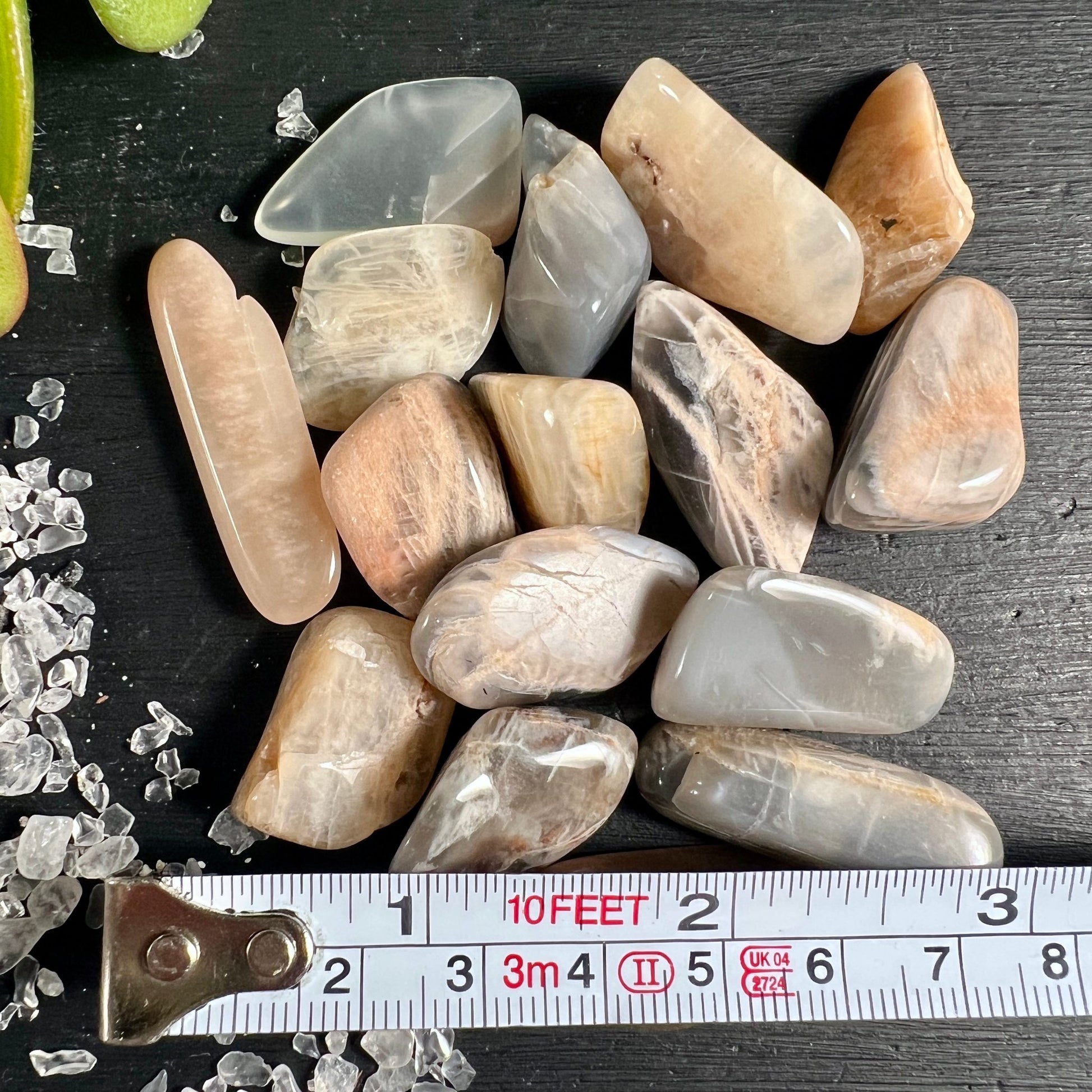 Mondstein Trommelsteine | perlmutt-graue Nuancen | Maßband | Variante 2 | Happy Minerals