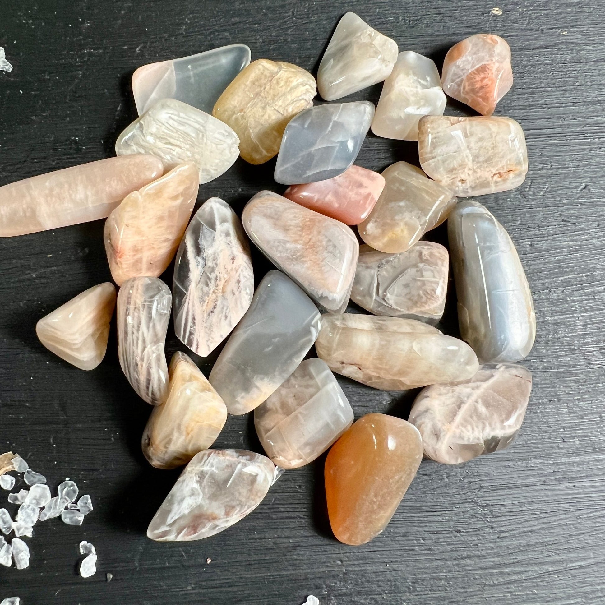 Mondstein Trommelsteine | orange-cremige Töne | polierte Oberfläche | Happy Minerals