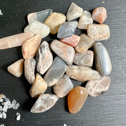 Mondstein Trommelsteine | orange-cremige Töne | polierte Oberfläche | Happy Minerals