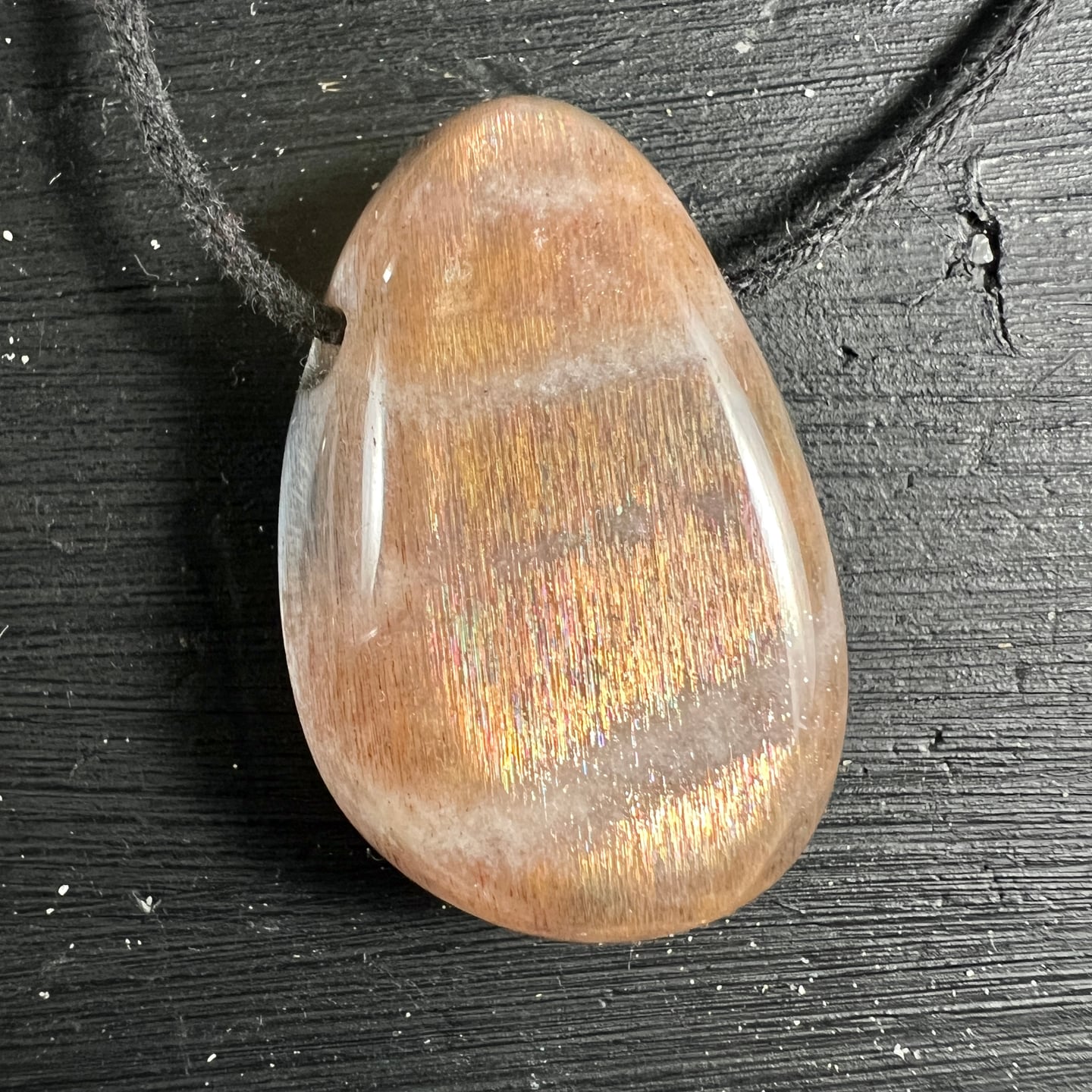 Mondstein Tropfen | goldener Schimmer | Adulareszenz | Holz Hintergrund | Happy Minerals