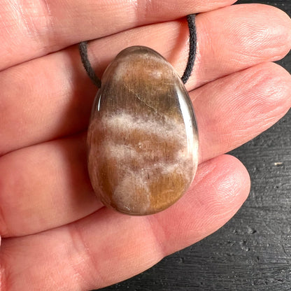 Mondstein Unikat | gebohrt | tropfenförmig | Handfläche | sanfte Farbnuancen | Happy Minerals