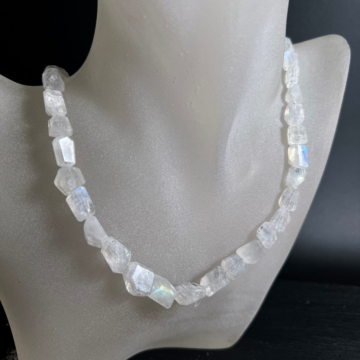 Mondsteinkette | Schaufensterpuppe | elegant getragen | facettierte Steine | Happy Minerals