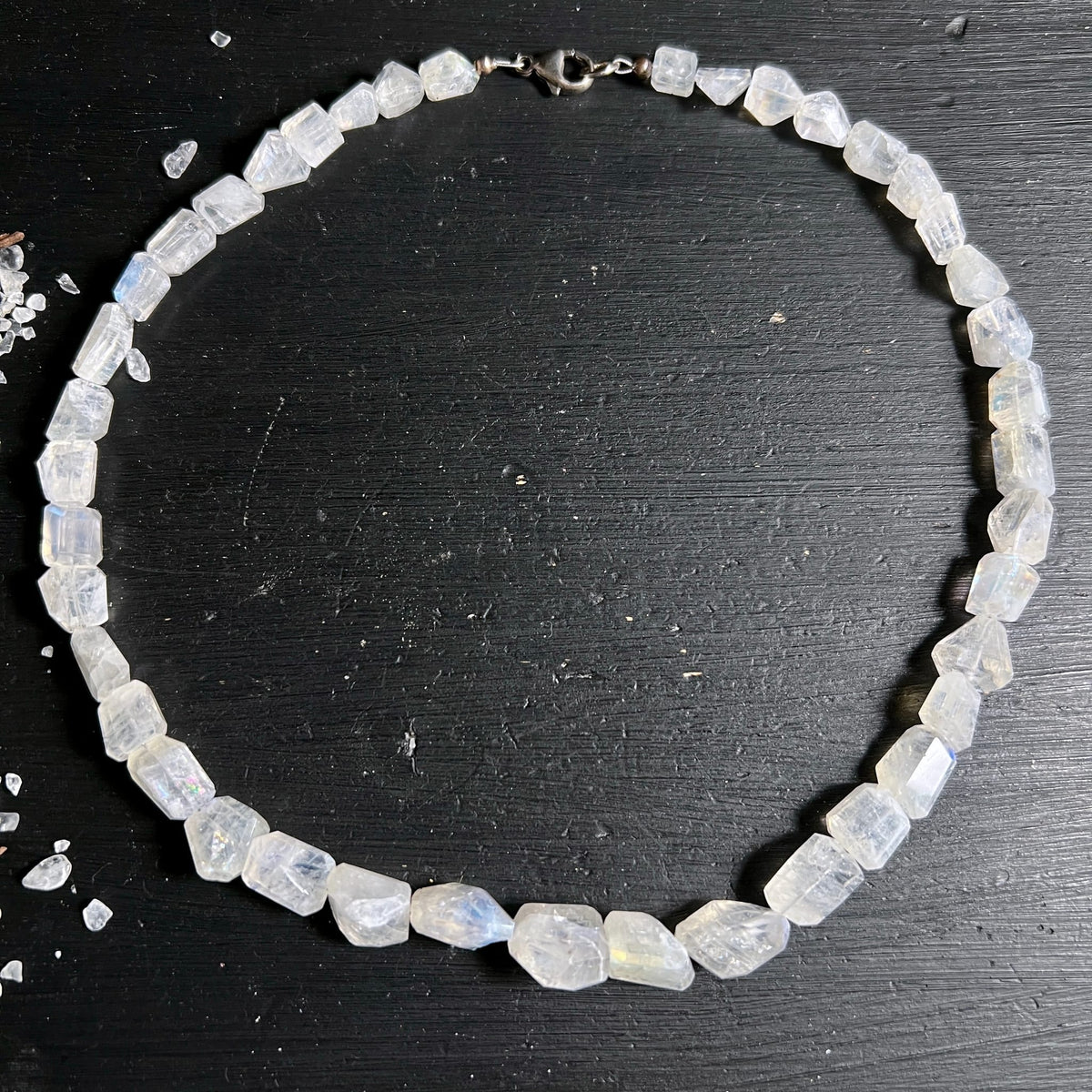 Mondsteinkette | Kreisform | silberner Karabiner | schimmernde Facetten | Indien | Happy Minerals