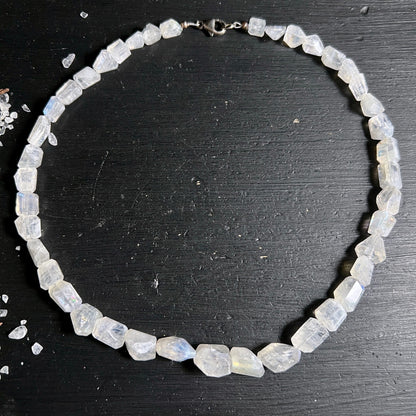 Mondsteinkette | Kreisform | silberner Karabiner | schimmernde Facetten | Indien | Happy Minerals