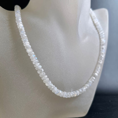 Mondsteinkette | am Schmuckständer | elegante Präsentation | facettierte Perlen | Happy Minerals