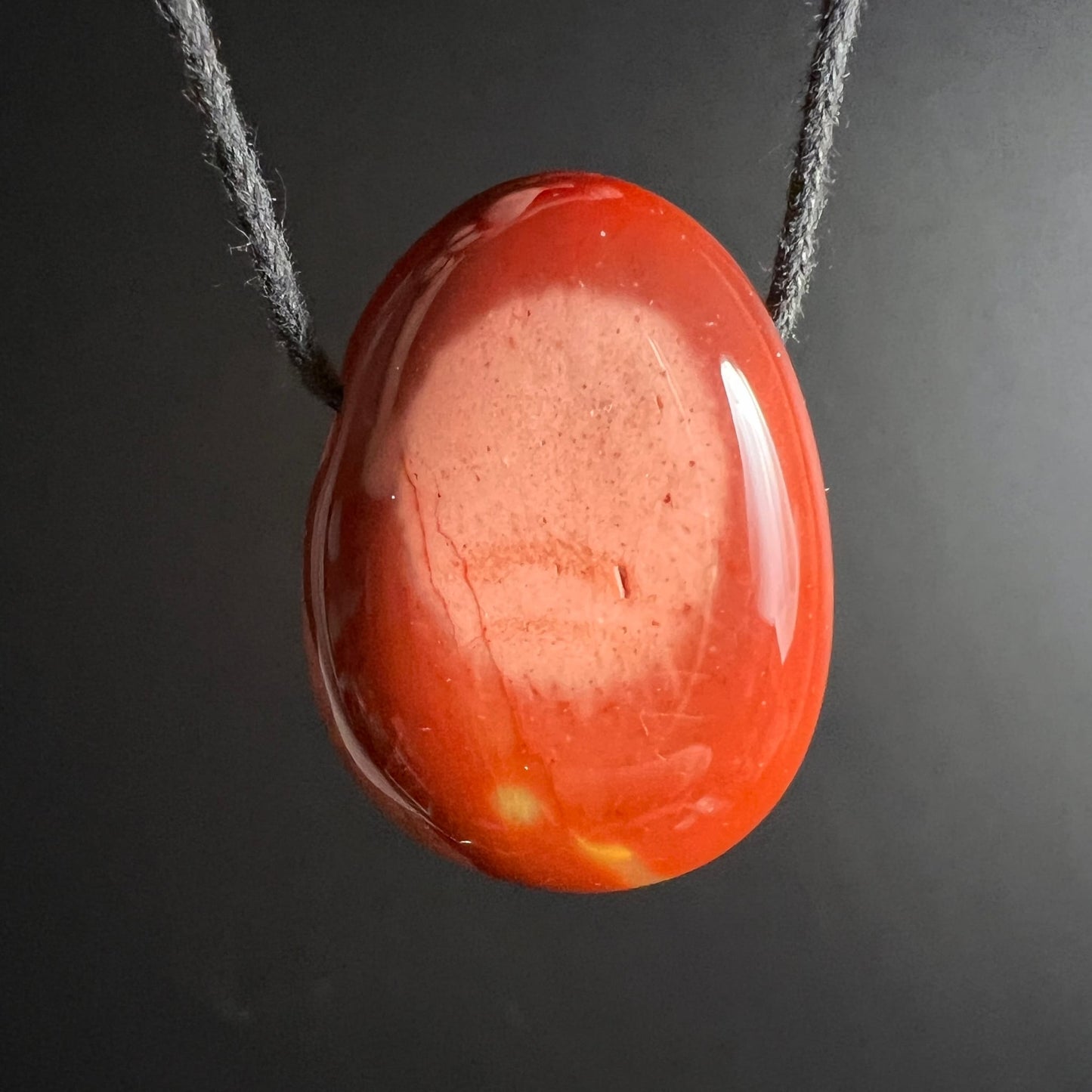 Mookait Anhänger Variante 1 | Happy Minerals | lachsfarbene rosa Töne | sanfte Maserung
