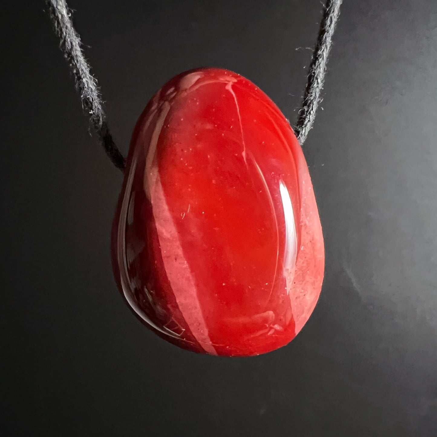 Mookait Anhänger Variante 3 | Happy Minerals | rubinrote Fläche mit dunklen Adern | Naturstein