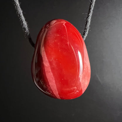 Mookait Anhänger Variante 3 | Happy Minerals | rubinrote Fläche mit dunklen Adern | Naturstein