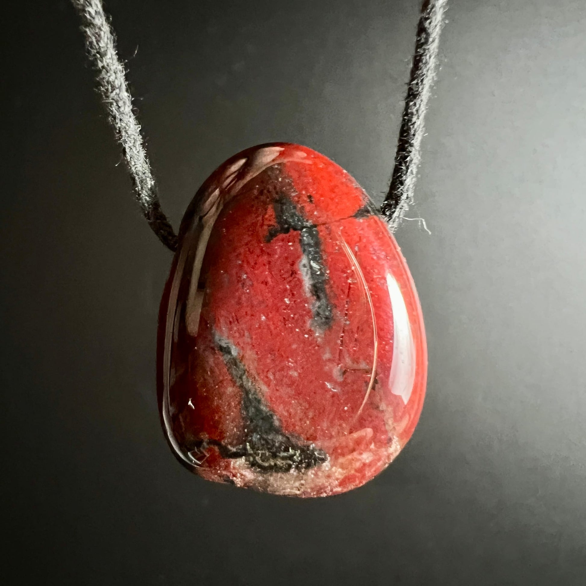 Mookait Anhänger Variante 4 | Happy Minerals | rot gelber Kontrast | polierte Tropfenform