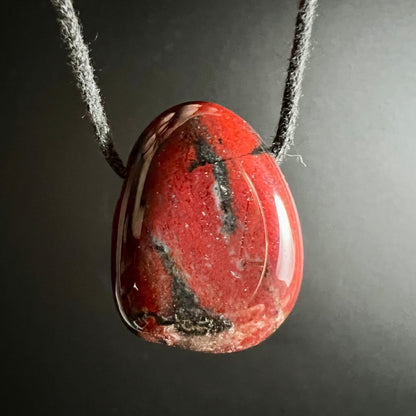 Mookait Anhänger Variante 4 | Happy Minerals | rot gelber Kontrast | polierte Tropfenform