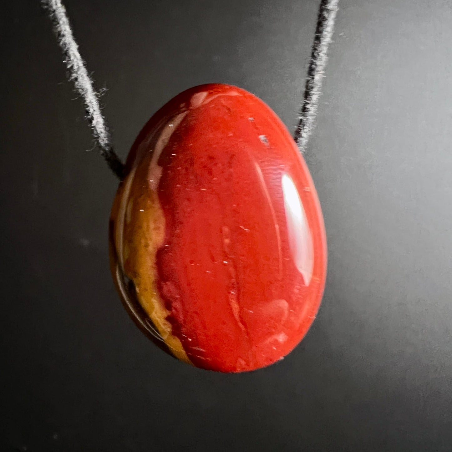 Mookait Anhänger Nahaufnahme | Happy Minerals | warmes Rot mit feiner Musterung | Unikat