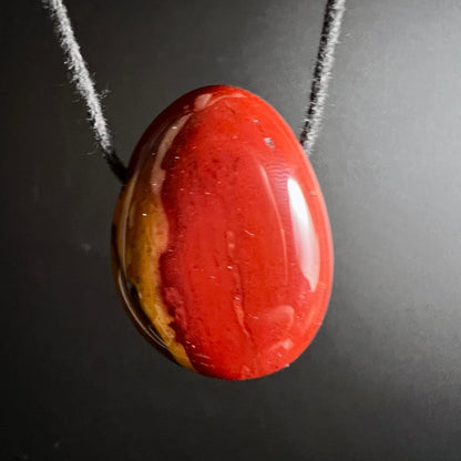 Mookait Anhänger Nahaufnahme | Happy Minerals | warmes Rot mit feiner Musterung | Unikat