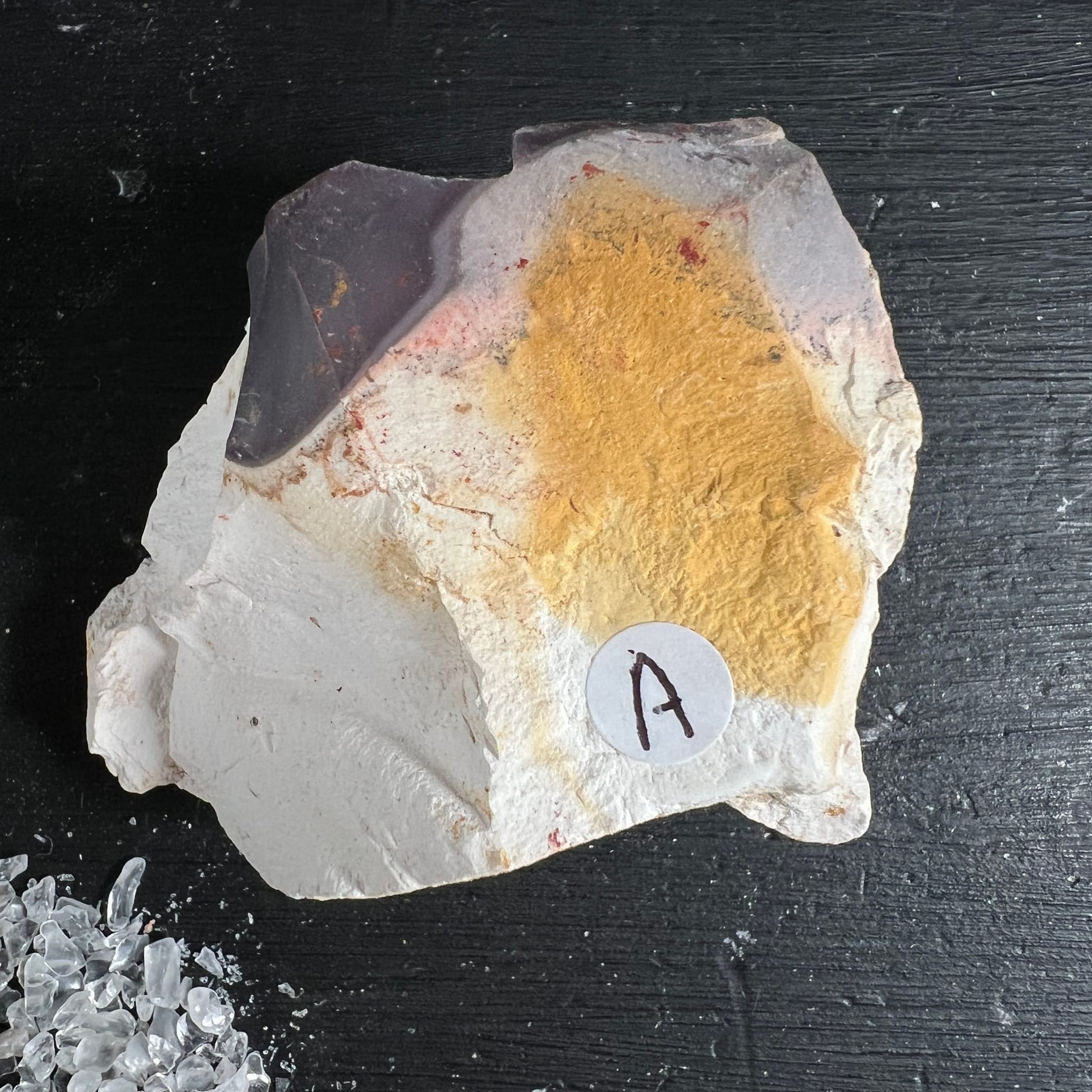 Mookait Hornstein Rohstein | Variante A | goldocker Fleck | cremeweiße Patina | Australien | Happy Minerals