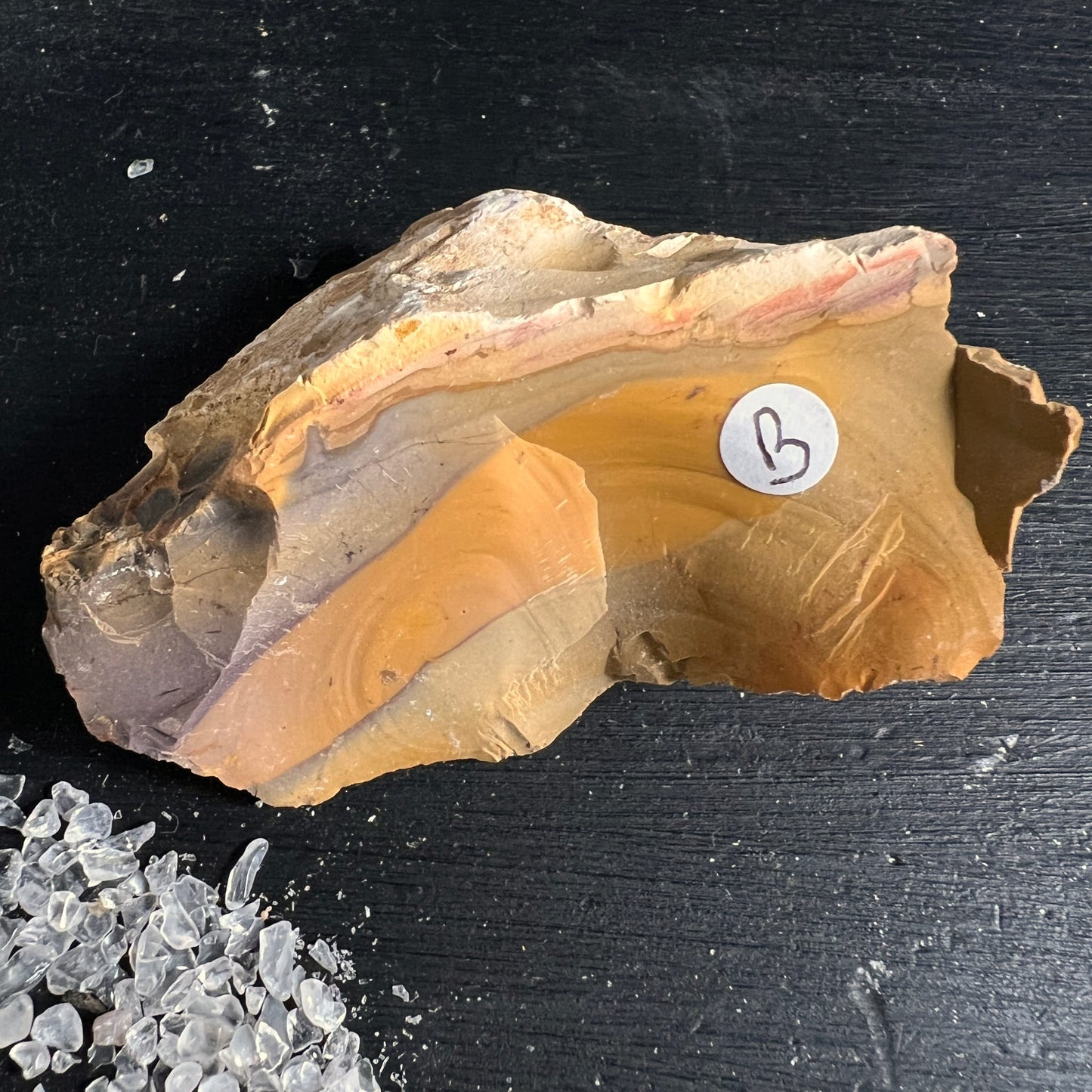 Mookait Hornstein Rohstein | Variante B | honiggelbe Bänderung | wachsiger Glanz | Australien | Happy Minerals