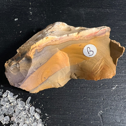 Mookait Hornstein Rohstein | Variante B | honiggelbe Bänderung | wachsiger Glanz | Australien | Happy Minerals