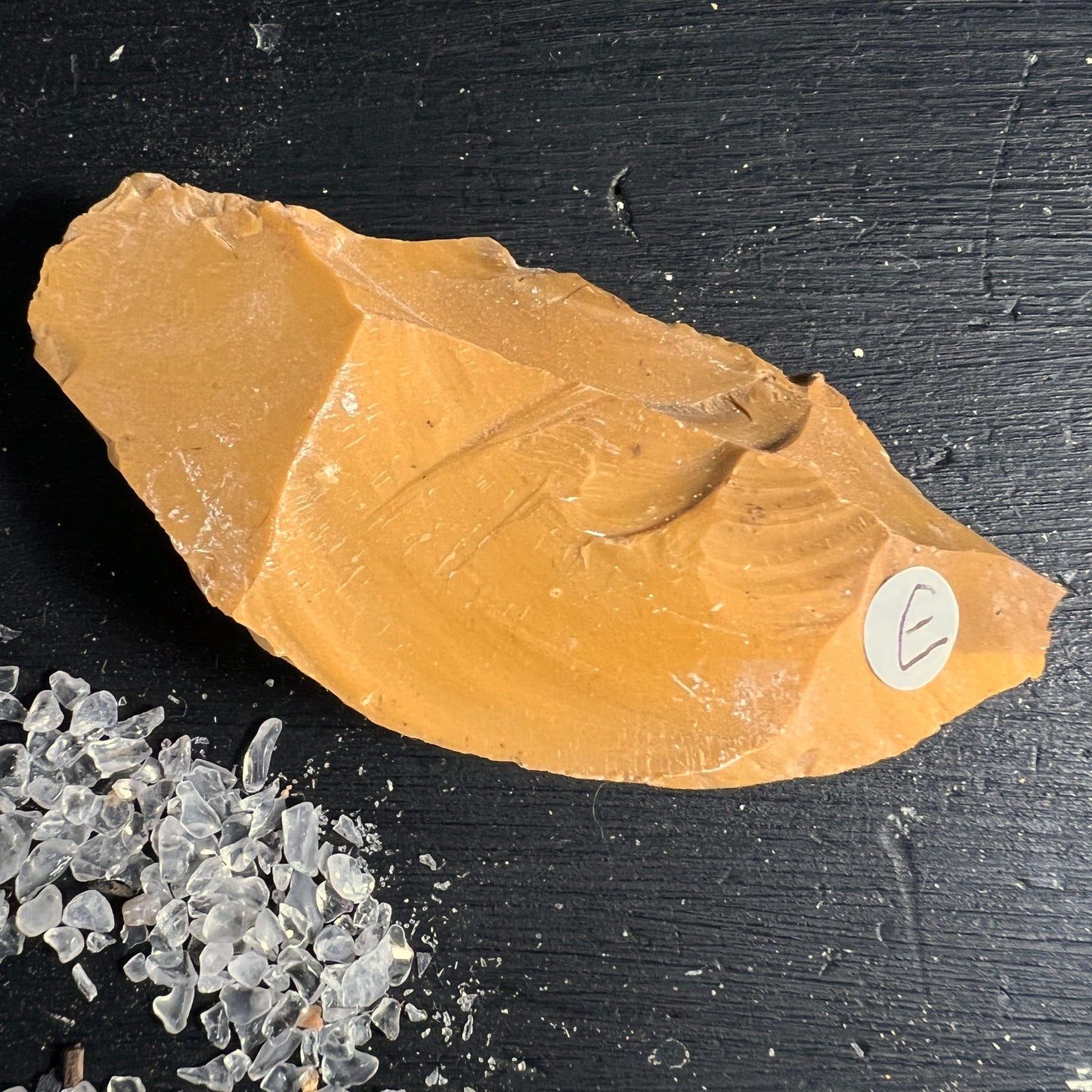Mookait Hornstein Rohstein | Variante E | honiggoldene Patina | muschelförmiger Bruch | Australien | Happy Minerals