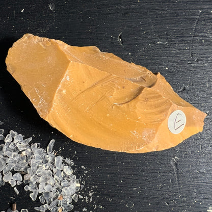 Mookait Hornstein Rohstein | Variante E | honiggoldene Patina | muschelförmiger Bruch | Australien | Happy Minerals