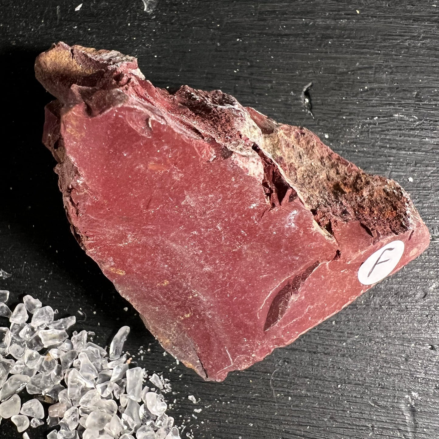 Mookait Hornstein Rohstein | Variante F | tiefes Weinrot | raue Kortexkante | Australien | Happy Minerals
