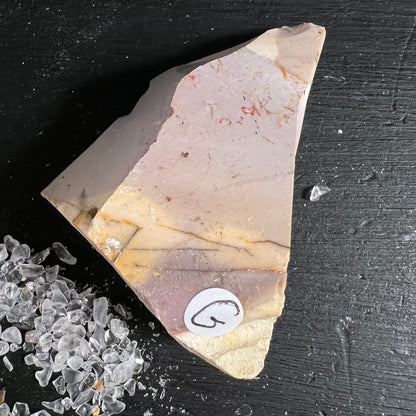 Mookait Hornstein Rohstein | Variante G | lavendelgraue Bänder | apricotfarbene Akzente | Australien | Happy Minerals