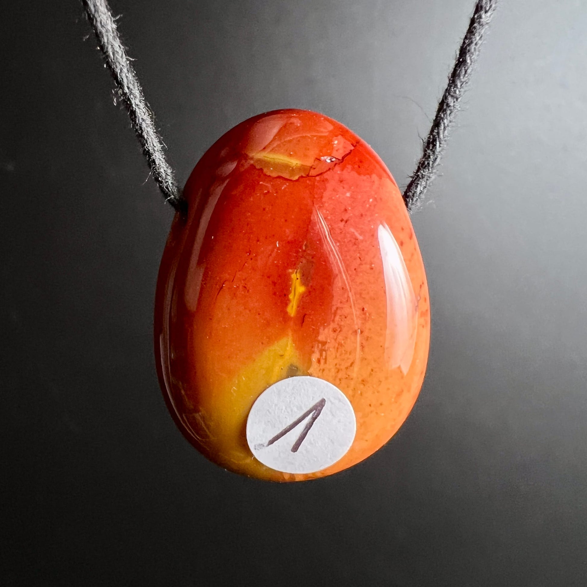 Mookait Tropfen Variante 1 | Happy Minerals | orange gelber Farbverlauf | glänzende Oberfläche