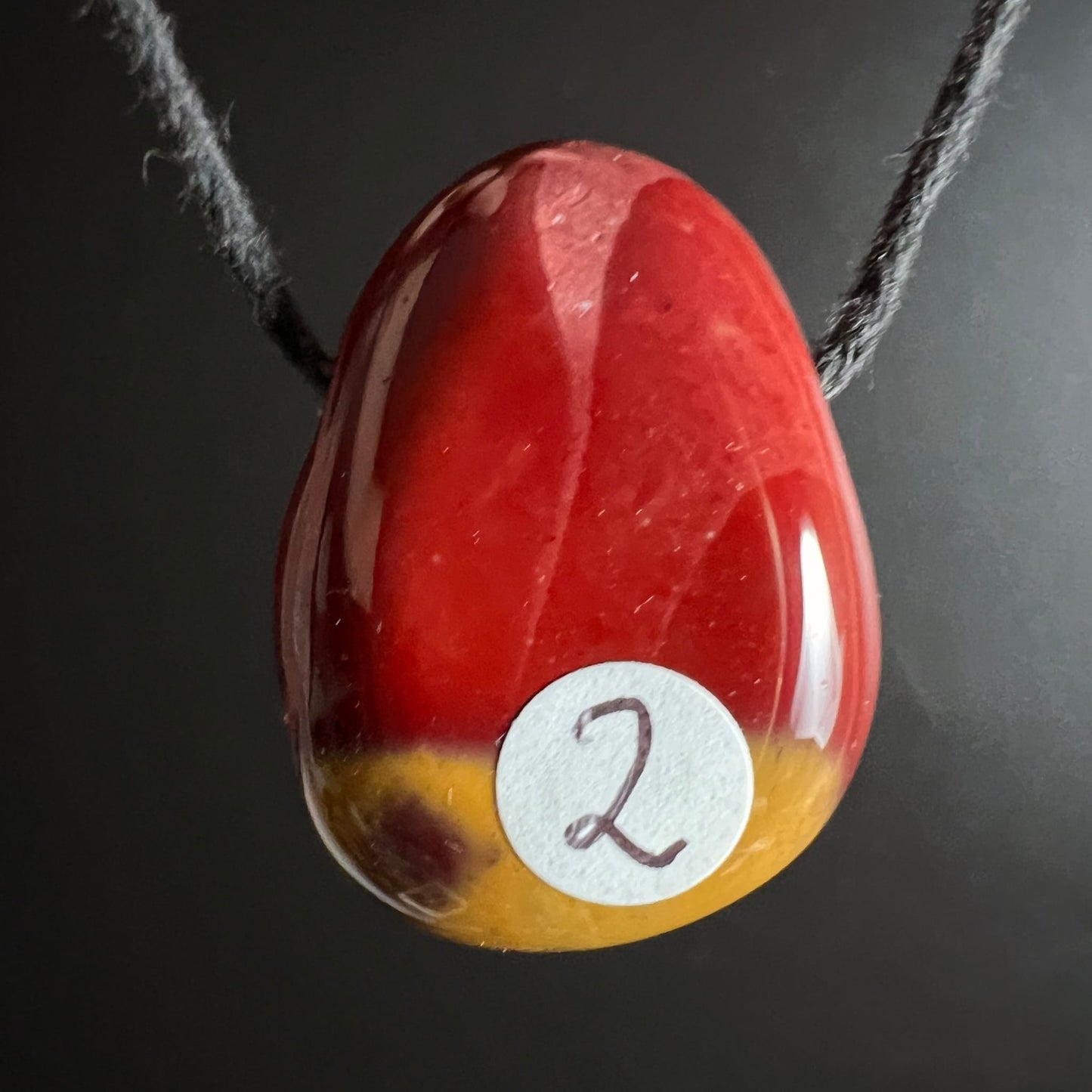 Mookait Tropfen Variante 2 | Happy Minerals | kräftiges Rot mit goldgelbem Fleck | Australien