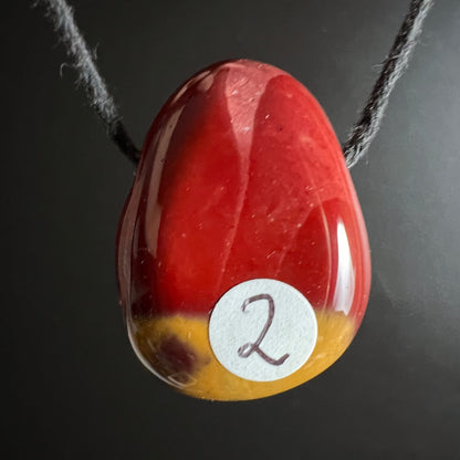 Mookait Tropfen Variante 2 | Happy Minerals | kräftiges Rot mit goldgelbem Fleck | Australien