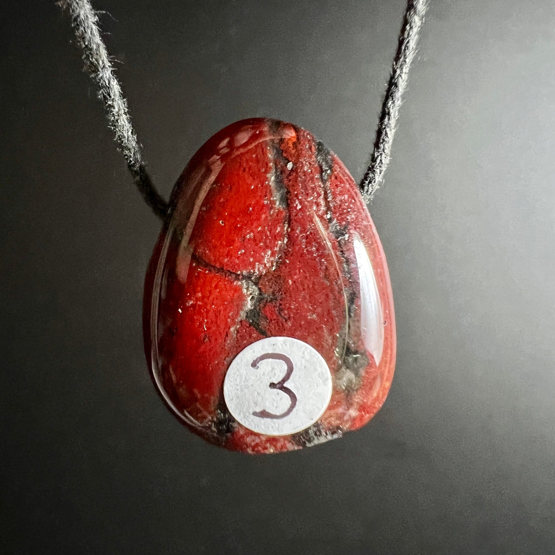 Mookait Tropfen Variante 3 | Happy Minerals | leuchtend rot mit schwarzer Marmorierung | glänzend