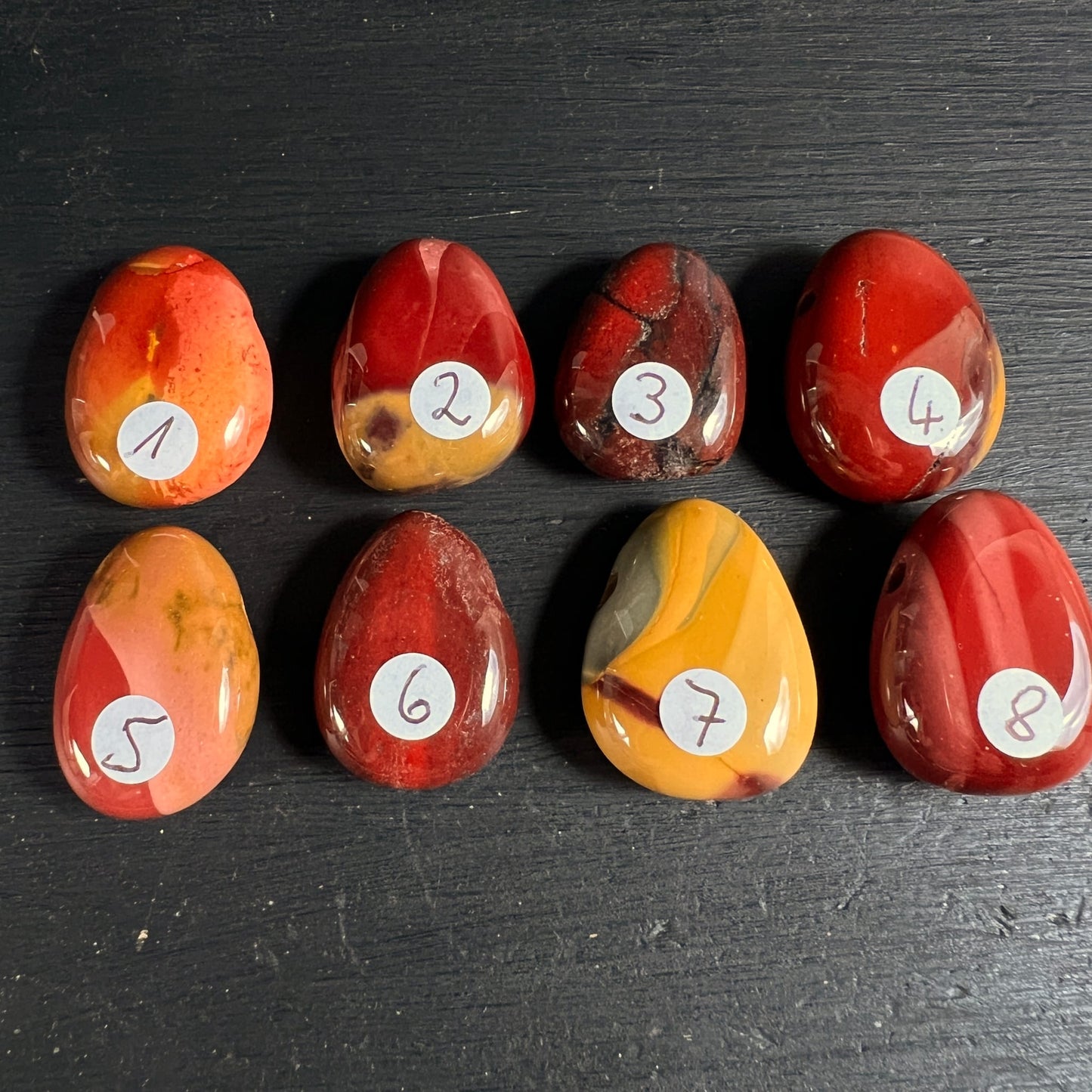 Acht Mookait Trommelsteine | Happy Minerals | rote orange gelbe Farbverläufe | australischer Jaspis Sammlung