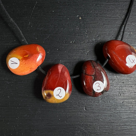 Vier Mookait Anhänger am Band | Happy Minerals | Variante 1-4 | leuchtend rote orange Nuancen