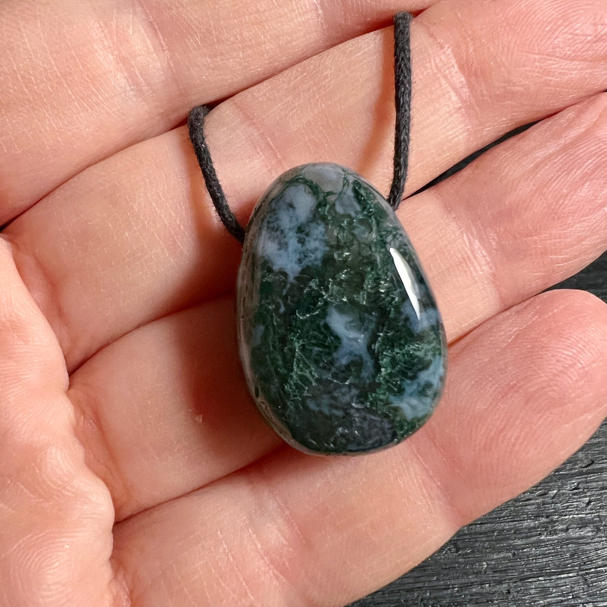 Moosachat Anhänger tropfenförmig, moosgrüne Musterungen in milchig-weisser Chalcedon-Basis, poliert | Happy Minerals