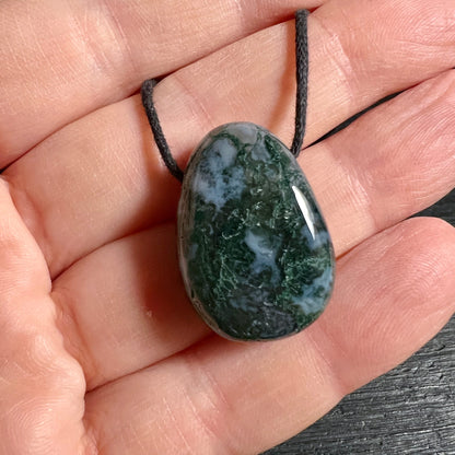 Moosachat Anhänger tropfenförmig, moosgrüne Musterungen in milchig-weisser Chalcedon-Basis, poliert | Happy Minerals