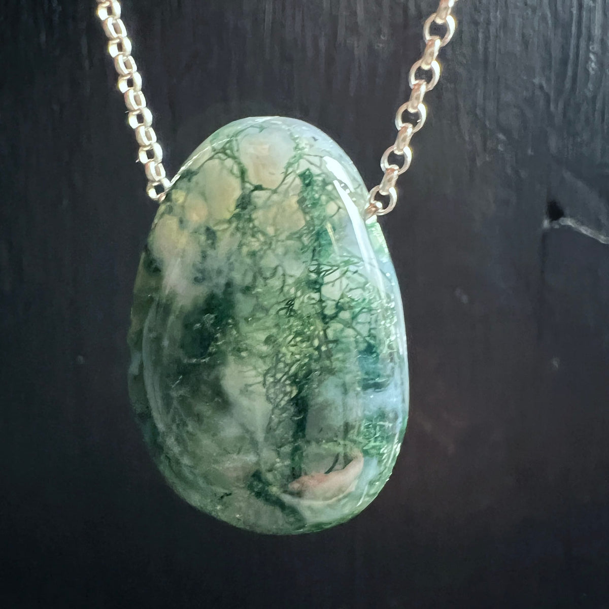 Moosachat Anhaenger, Tropfenform, transluzent mit gruenen mooshaften Einschluessen und wolkigen Zonen | Happy Minerals