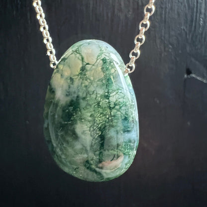 Moosachat Anhaenger, Tropfenform, transluzent mit gruenen mooshaften Einschluessen und wolkigen Zonen | Happy Minerals