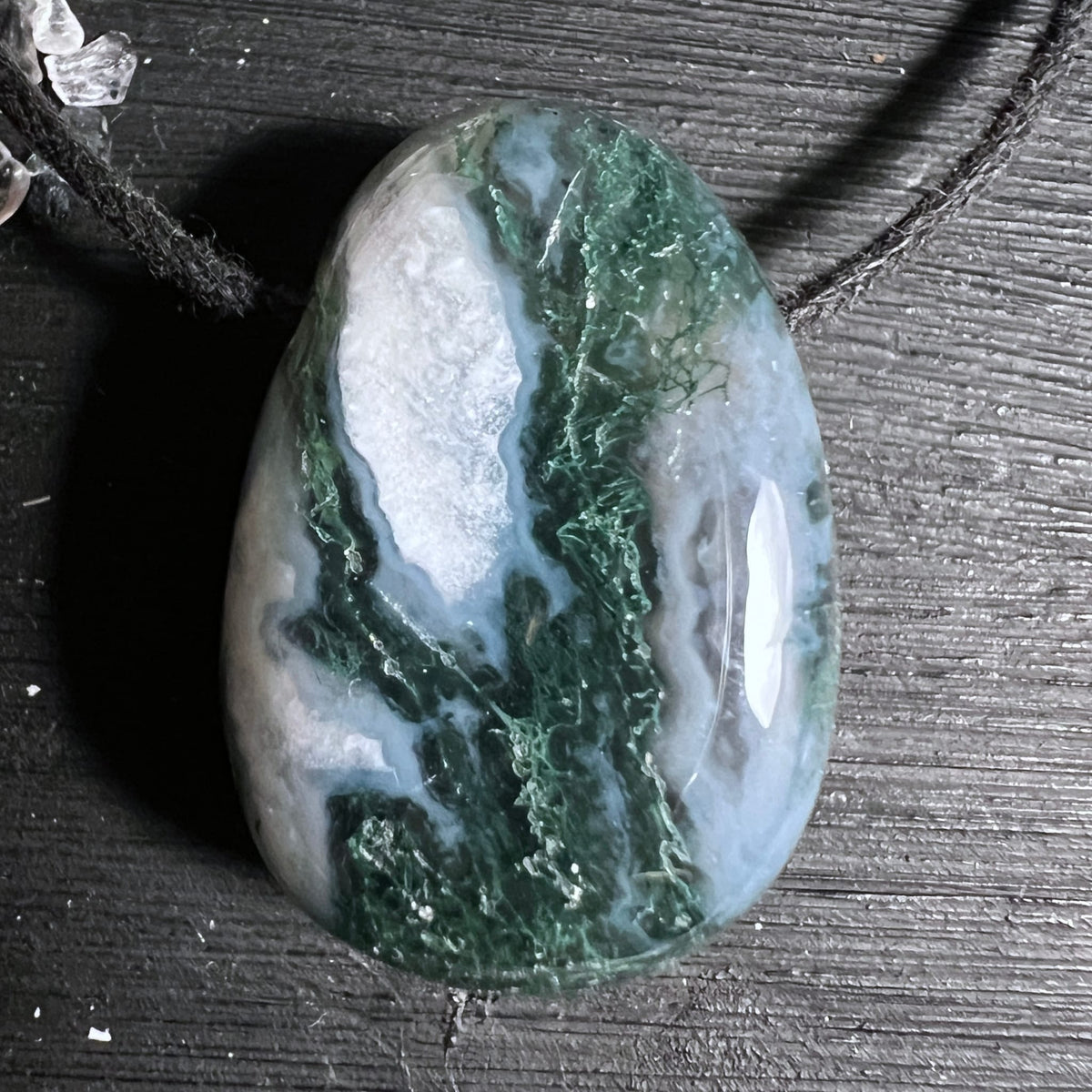 Moosachat Anhaenger, tropfenfoermig poliert, milchig-weiss mit mooseartigen gruenen Einschluessen | Happy Minerals
