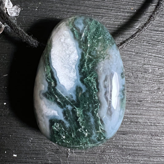 Moosachat Anhaenger, tropfenfoermig poliert, milchig-weiss mit mooseartigen gruenen Einschluessen | Happy Minerals