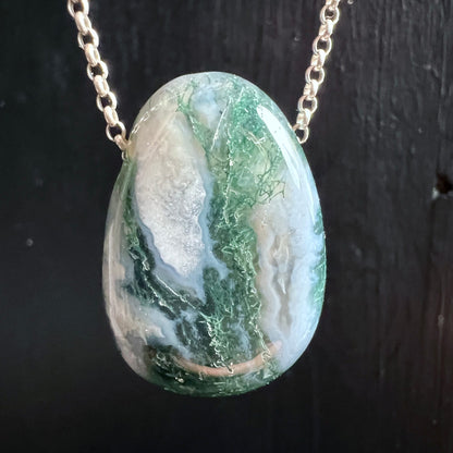 Moosachat Anhaenger, milchig-weiss mit tiefgruenen moosartigen Einschluessen, Tropfenform, poliert glaenzend | Happy Minerals