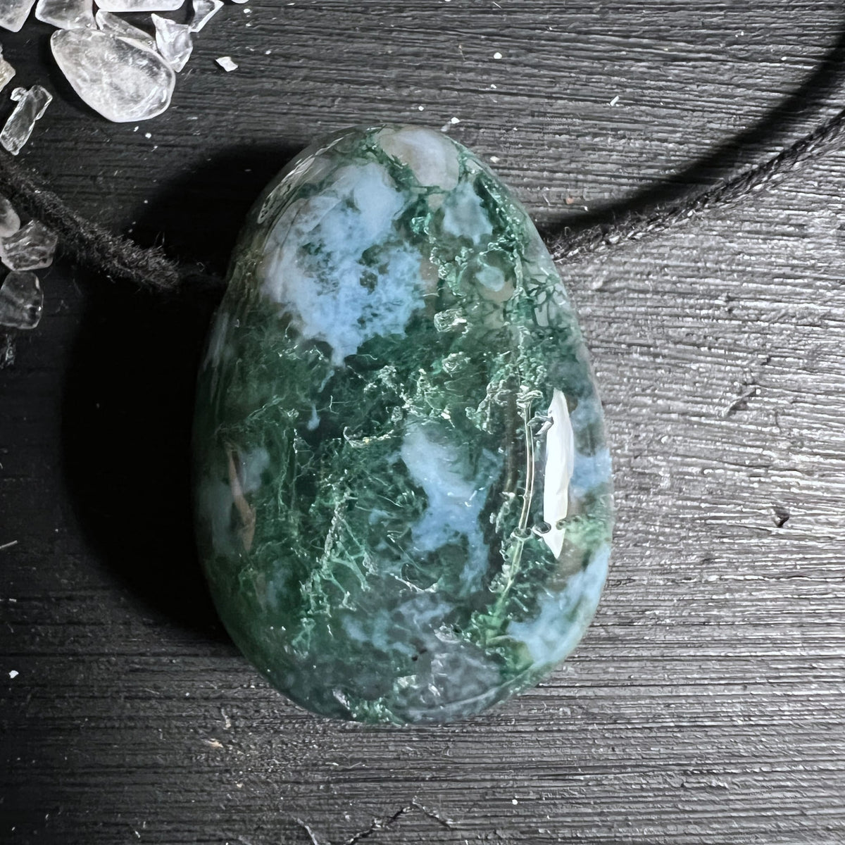 Moosachat Anhaenger tropfenfoermig, milchig-weiss mit moosgruenen Einschluessen, hochglanzpoliert | Happy Minerals