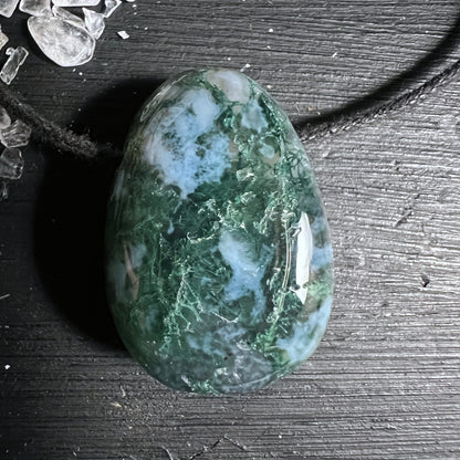 Moosachat Anhaenger tropfenfoermig, milchig-weiss mit moosgruenen Einschluessen, hochglanzpoliert | Happy Minerals