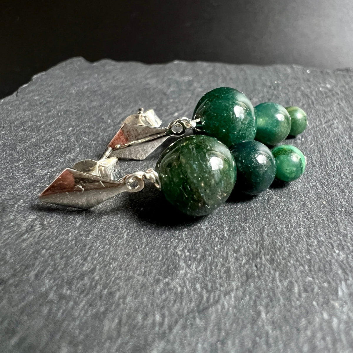 Moosachat | Ohrstecker | Nahaufnahme | glänzende grüne Kugeln | Rauten-Design | Happy Minerals