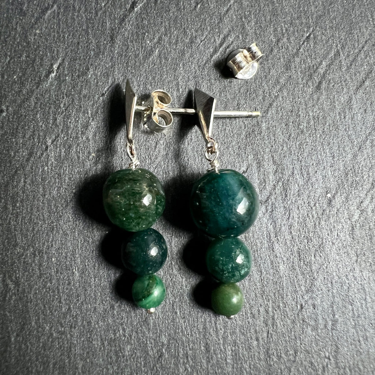 Moosachat | Ohrstecker-Paar | abgestufte grüne Kugeln | Sterlingsilber | Unikat | Happy Minerals
